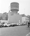 881254 Gezicht op de zijgevel van het huis Lange Lauwerstraat 32 te Utrecht, vanaf de Van Asch van Wijckstraat, met op ...